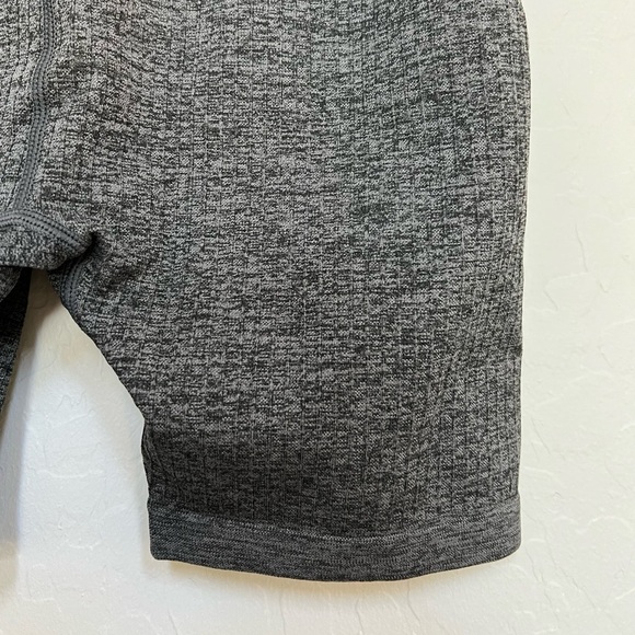 Halara Seamless Flow High Rise Plain 5.5'' Biker Short size Xsmall - Picture 4 of 5